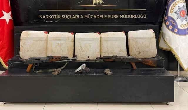 Van’da uzun namlulu silah ve çok sayıda kaçak ürün ele geçirildi!