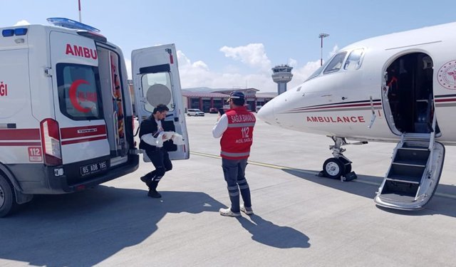 Van’da yenidoğan hasta uçak ambulansla İstanbul’a sevk edildi