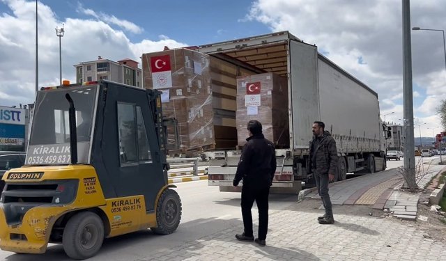 Van’dan İran’a 9 tır tıbbi yardım!