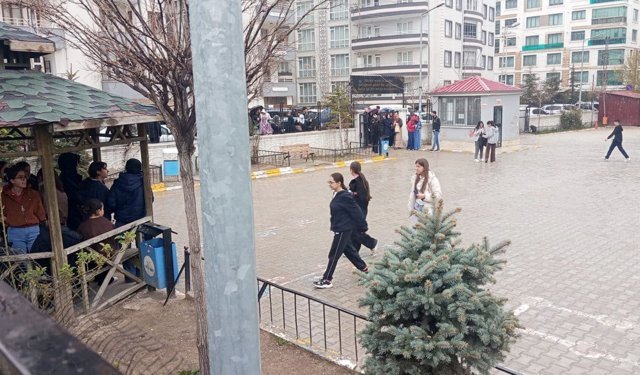 Vanlı öğrenciler bursluluk sınavında ter döktü