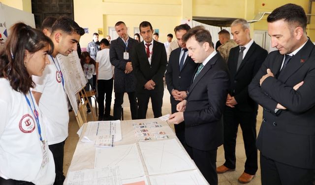 Başkale’de TÜBİTAK 4006 Bilim Fuarı yoğun ilgi gördü