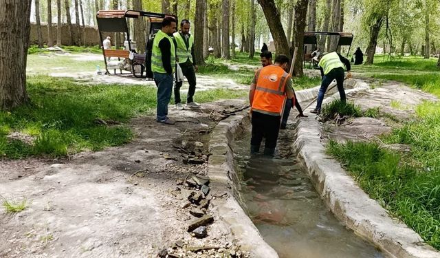 Van Kalesi ve Horhor Camii çevresinde temizlik çalışması