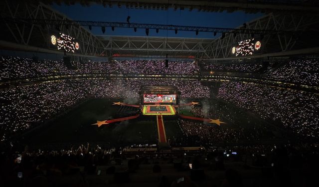 Galatasaray 26. şampiyonluk kupasını kaldırdı