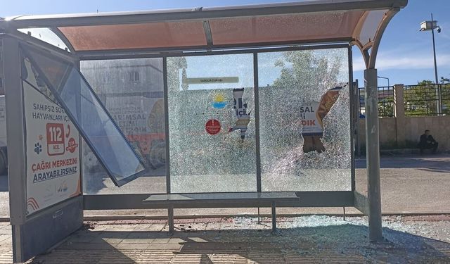 Van'da otobüs durağı vandallar tarafından tahrip edildi