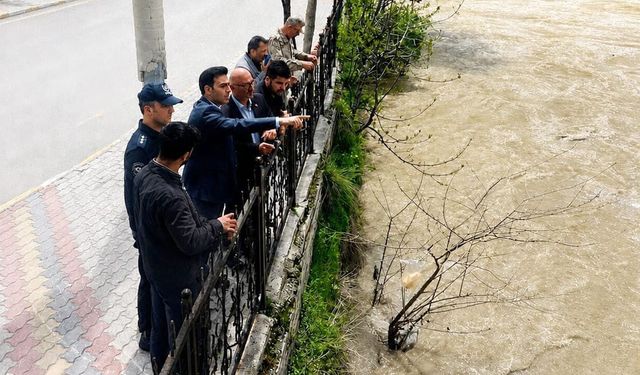 Kaymakam Kılıç, Çatak Çayı’nda incelemelerde bulundu