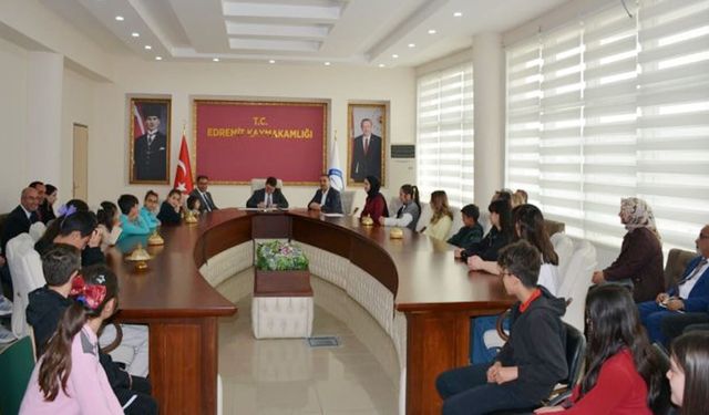 Kaymakam Özdemir, dereceye giren öğrencileri ödüllendirdi