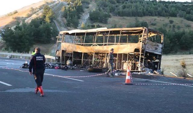 Korkunç Kaza! Otobüs Bariyerlere Çarparak Alev aldı! Çok sayıda ölü ve yaralılar var…
