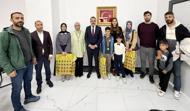 Tuşba’da dereceye giren öğrenciler madalyayla ödüllendirildi