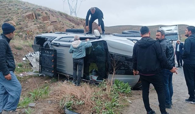 Van Gürpınar yolunda pikap takla attı