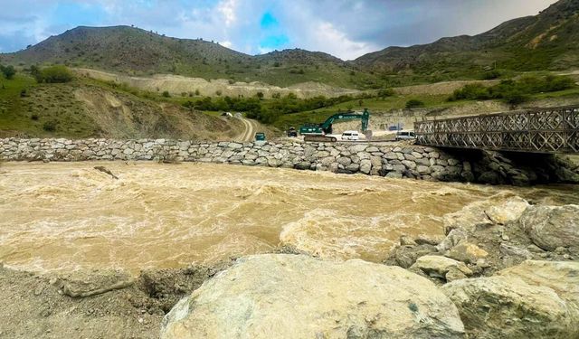 Van-Hakkari karayolundaki heyelan bölgesinde çalışmalar sürüyor