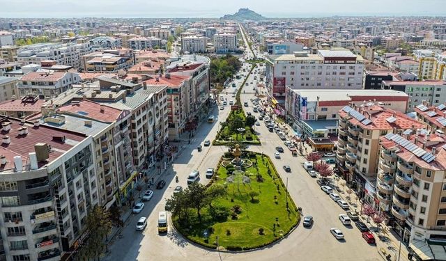 Van sokakları mevsimlik çiçeklerle renkleniyor