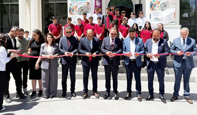 Van’da ‘genç yeteneklerden renkli izler’ sergisine yoğun ilgi