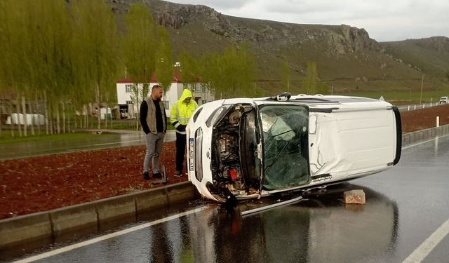 Van’da kontrolden çıkan araç yan yattı!