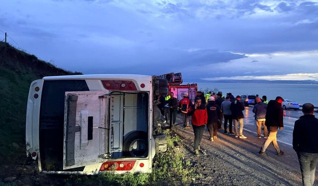Van’da midibüs devrildi!