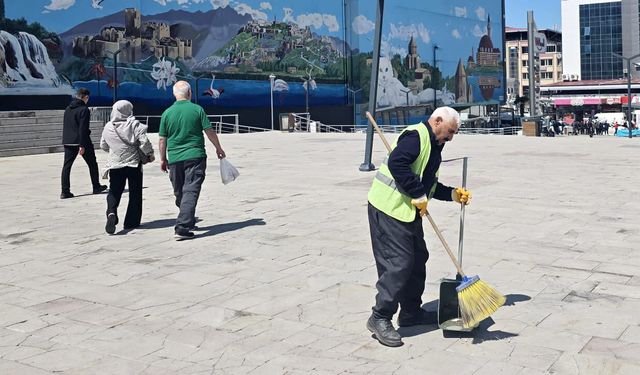 Van’da parklarda temizlik çalışması yapıldı
