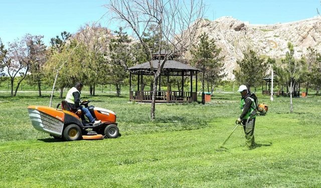 Van’daki parklarda çim biçme ve çevre düzenleme çalışması