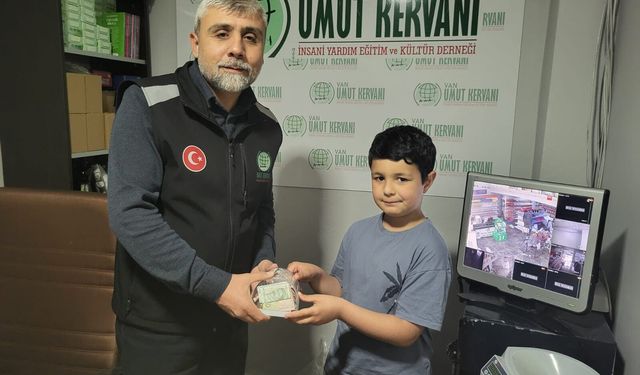 Vanlı küçük Yasin’den bayram öncesi Gazze’ye anlamlı bağış