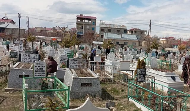 Vanlılar Kurban Bayramı’nda kabir ziyaretlerinde bulundu