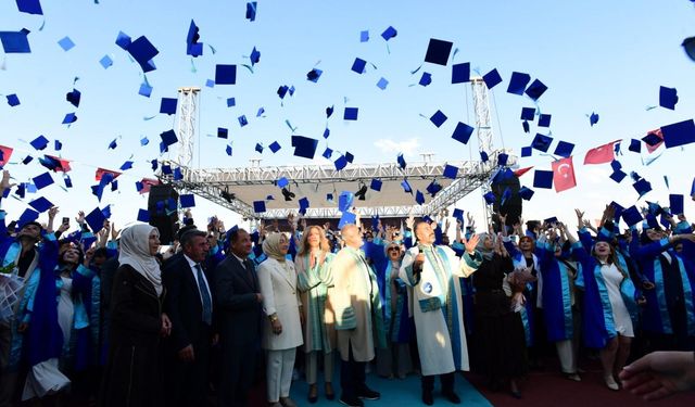 Van YYÜ'de 6 bin öğrenci diplomasını aldı