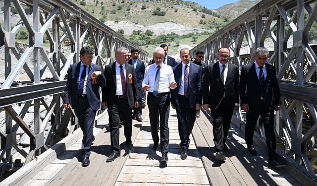 Bakan Uraloğlu Van-Hakkari Karayolu’ndaki heyelan bölgesinde incelemelerde bulundu