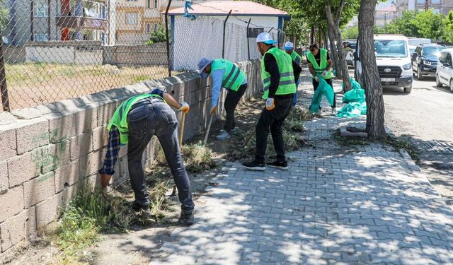 Doğu Caddesi’nde kaldırım temizliği yapıldı