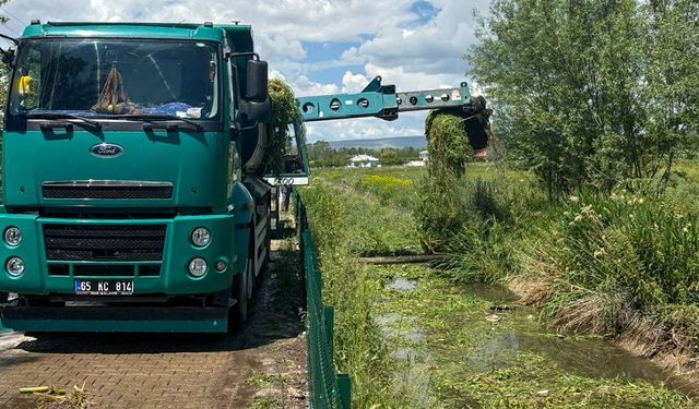 Erciş’te dere ve kanal ıslahı çalışmaları sürüyor