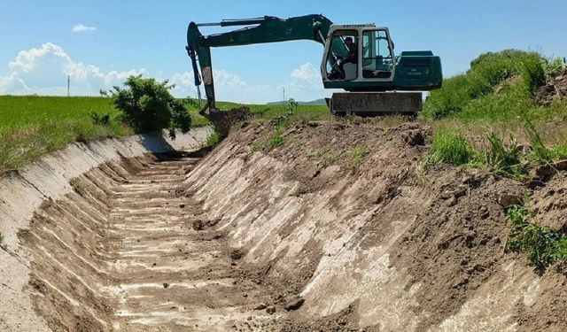Erciş’te kanal temizliği çalışmaları sürüyor