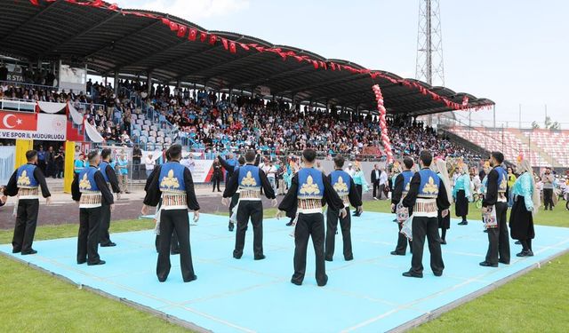 Spor Van ve Kitap Van projelerinin yıl sonu programı gerçekleştirildi