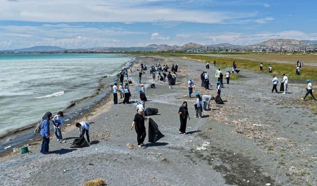 Van Gölü sahilinde çevre temizliği