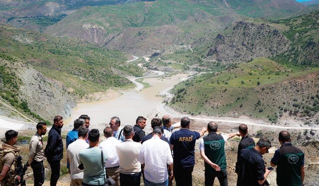 Van-Hakkâri karayolundaki heyelan bölgesinde kapsamlı inceleme