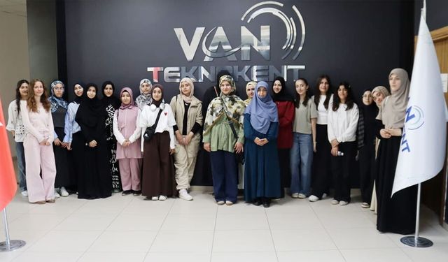 Van Merkez İmam Hatip Lisesi’nden Van Teknokent’e eğitim ve teknoloji ziyareti