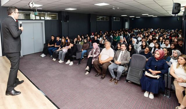 Van YYÜ’de ‘geleceğin meslekleri ve istihdam’ ele alındı