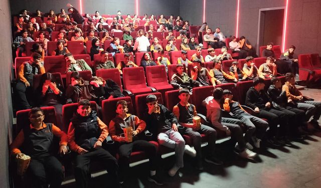 Van’da 10 bin öğrenci 571 Rahmet Peygamberi Filmiyle buluştu