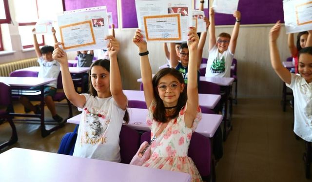 Van'da 275 bin 826 öğrenci karne heyecanı yaşadı