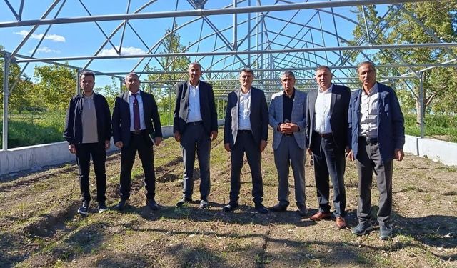 Van’da çilek üretimi için sera kurulumları sürüyor