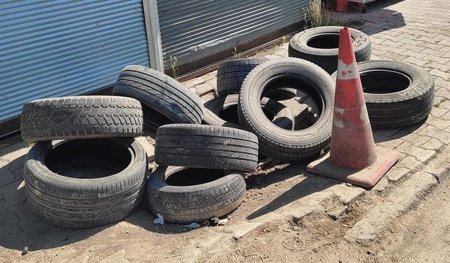 Van’da çöken kaldırım lastik çöplüğüne döndü