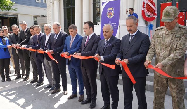 Van’da ‘Duvarların Ötesinde Sanat Sergisi’ açıldı