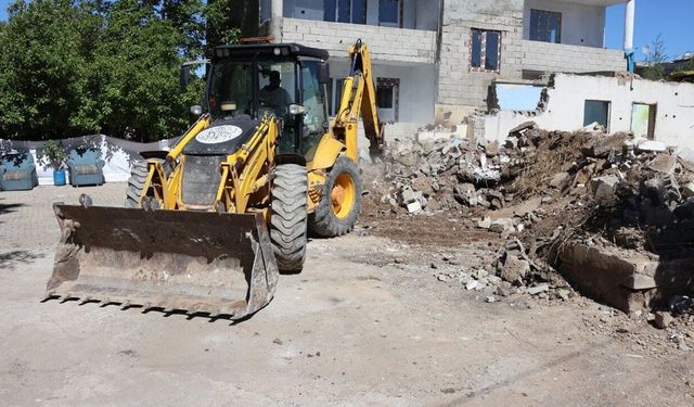Van’da metruk yapının yıkımı gerçekleştirildi