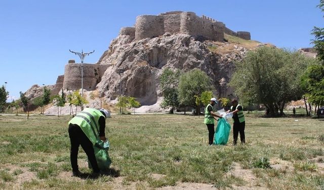 Van’da piknikçilerin bıraktığı tonlarca çöp toplandı