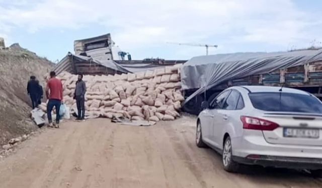 Van’da TOKİ yolunda çimento yüklü TIR devrildi
