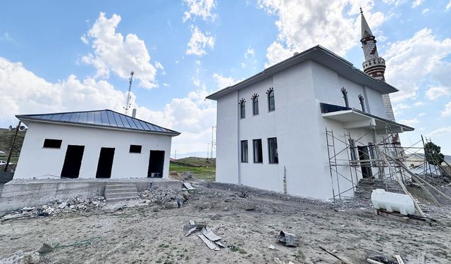 Van’da yangında kullanılamaz hale gelen cami yeniden yükseliyor