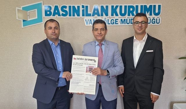 Van’da yarışmanın birincileri, ödüllü gazeteyi BİK’e sundu