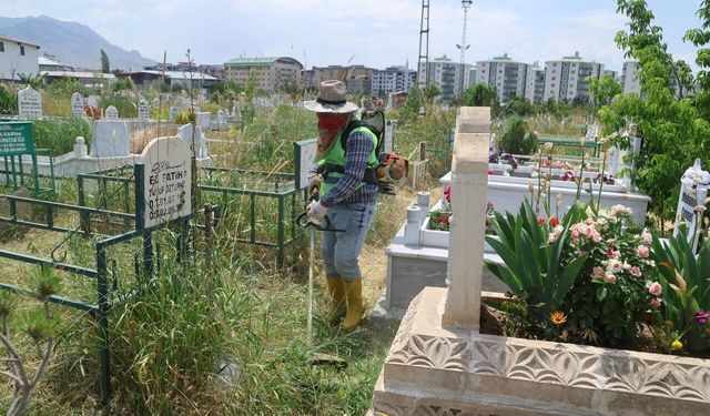 Van'daki mezarlıklarda temizlik çalışması sürüyor