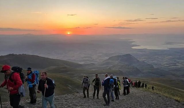 Vangölü Aktivistleri 15. Süphan Dağı zirvesine tırmanacak