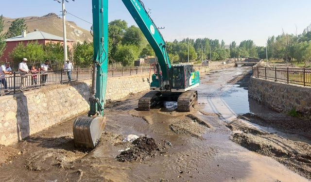 Başkale'de taşkın riskine karşı dere ıslah çalışması…