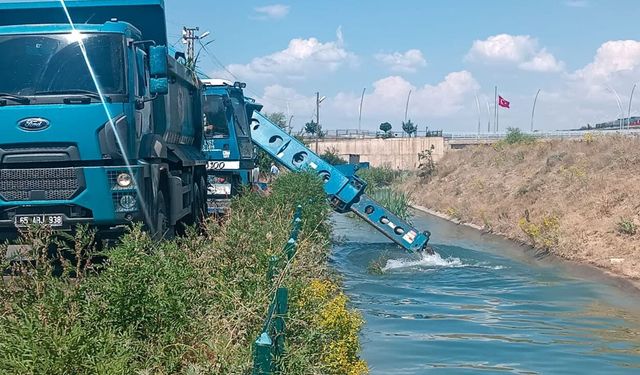 Edremit'te taşkın riskine karşı dere ıslah çalışmaları sürüyor