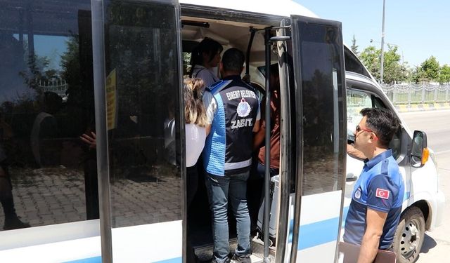 Edremit’te toplu taşıma araçlarına denetim! Tıka basa dolu araçlar uyarı ile geçiştirildi…