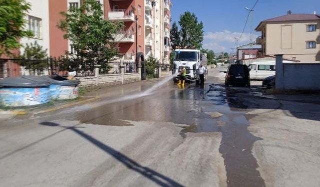 İpekyolu'nda tepki çeken görüntüler sonrası yollar yıkandı