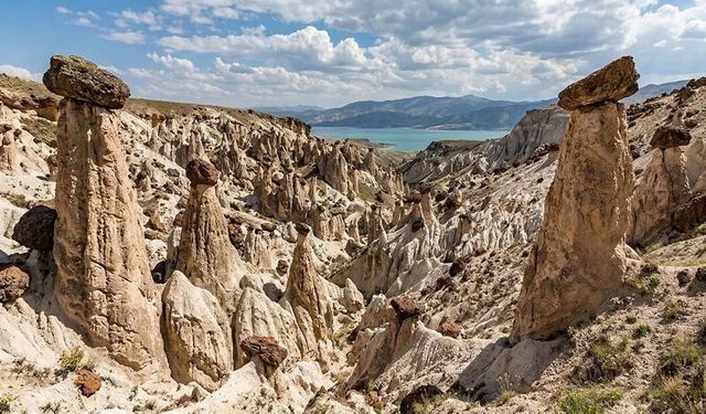 Kandaşoğlu: Başkale Peri Bacaları dünya turizmine kazandırılmalı