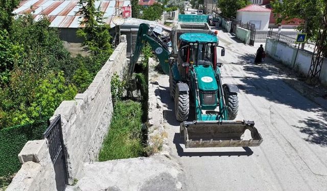 Tuşba'da taşkın riskine karşı kanal temizliği sürüyor